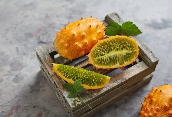 Frutta fresca di kiwano su cassa — Foto Stock