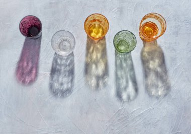 Gri arka plan üzerinde gözlük içme