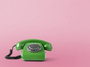 Pembe arka planda klasik telefon