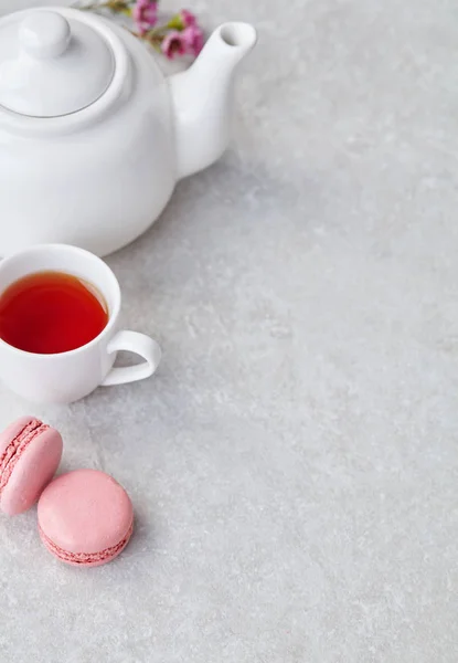 Красный чай и миндальное печенье — стоковое фото