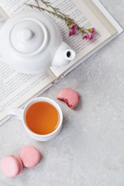 Расслабляющий чай, макароны и книга — стоковое фото
