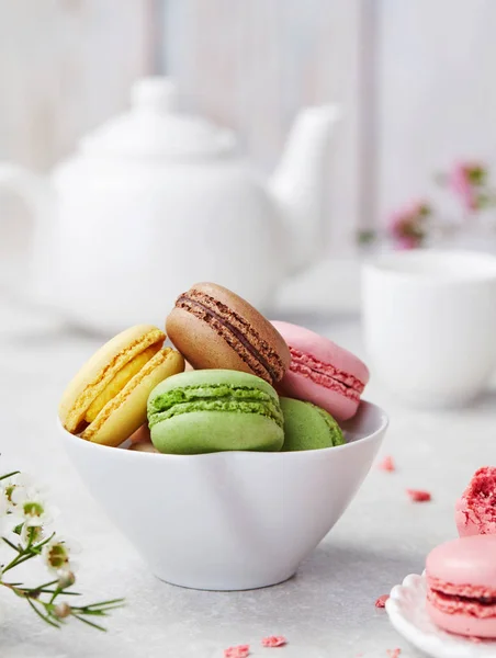 Macaroons and tea — Stock Photo, Image