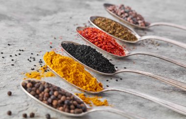 Kaşıkta Nigella ve diğer baharatlar