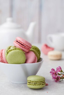 Pembe ve yeşil makaronlar yakın çekim