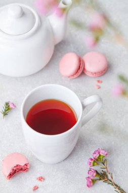 Kırmızı çay ve makaronlar