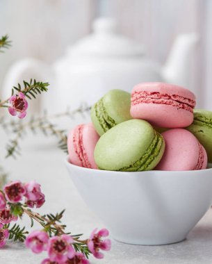 Pembe ve yeşil macaroons