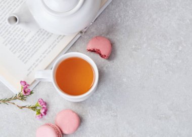 Çay, makaronlar ve kitap