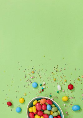 Şeker hapları yeşil arka plan üzerine döküldü