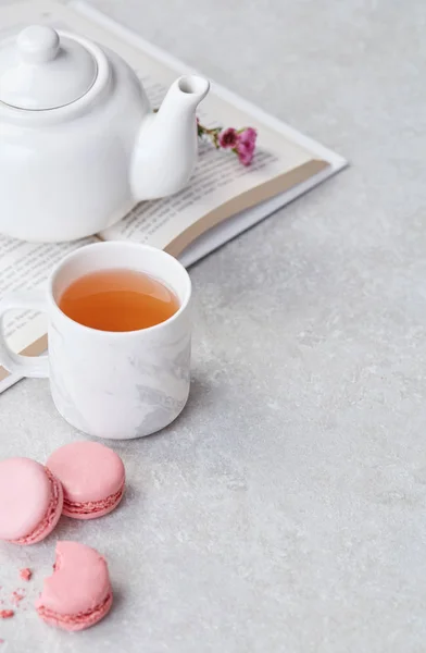 Relaxing tea, macaroons and book — Stock Photo, Image