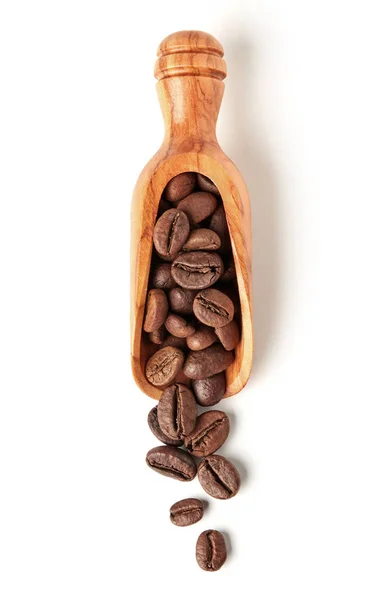 Ziarna kawy i szufelka do serwowania drewna — Zdjęcie stockowe