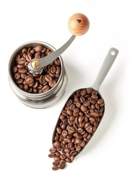 Granos de café en una cucharada y un molino —  Fotos de Stock