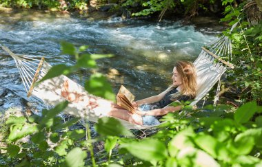Genç kadın güzel bir gün zevk