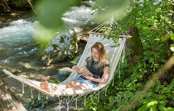 Relaks w hamaku z dobrą książką — Zdjęcie stockowe