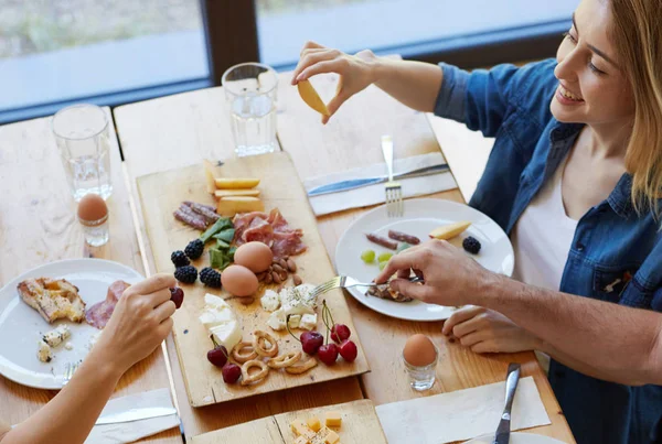 Lycklig vän äta tillsammans — Stockfoto