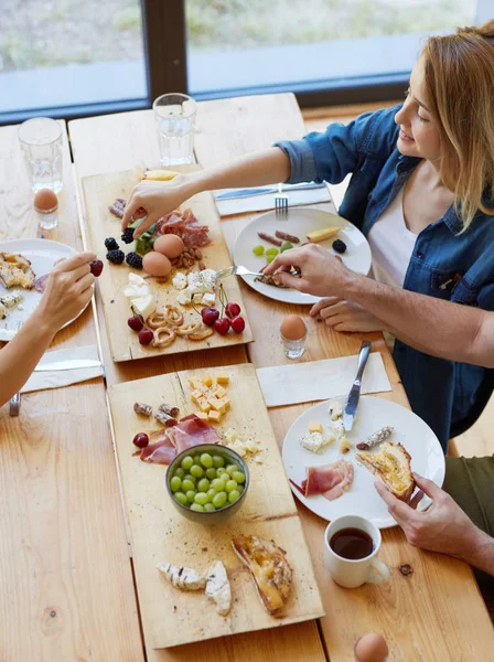 Vänner som gör frukost hemma — Stockfoto