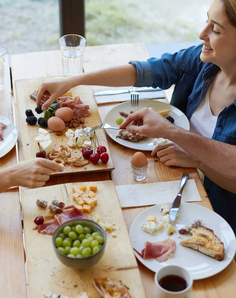 Lycklig vän äta tillsammans — Stockfoto