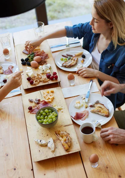 Vänner som du njuter av frukost tillsammans — Stockfoto