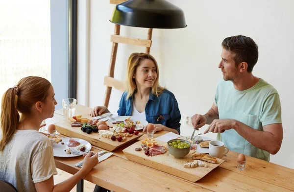 Glada unga vänner äter frukost — Stockfoto