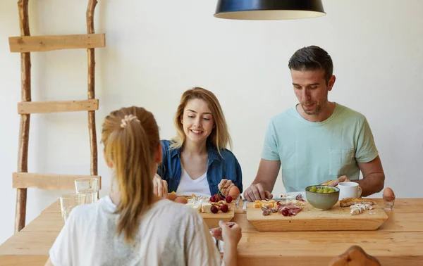 Amis avoir du bon temps à table à manger — Photo