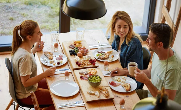 Amici che fanno colazione a casa — Foto Stock