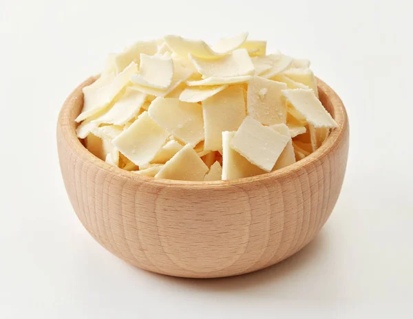 Dřevěná miska s parmazánem ze sýrových vloček — Stock fotografie