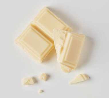 beyaz çikolata parçaları