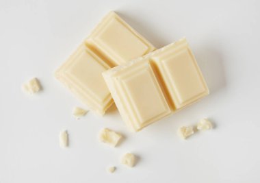 Gri üzerine çikolata.