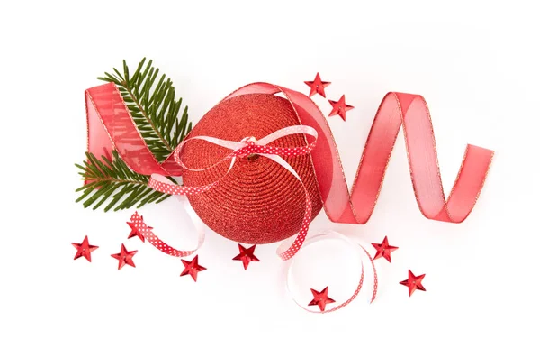 Decorazione natalizia con nastro e ramoscello di abete — Foto Stock