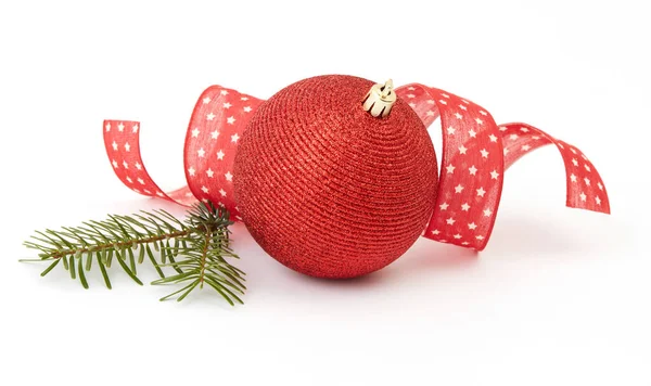 Bola de Navidad con cinta y rama de abeto —  Fotos de Stock
