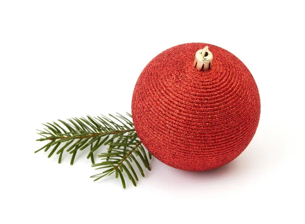 Červený vánoční míč a větvička — Stock fotografie