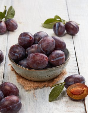 Tahta yapraklı taze organik erikler.