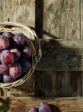 Yapraklı taze çiftlik erikleri.