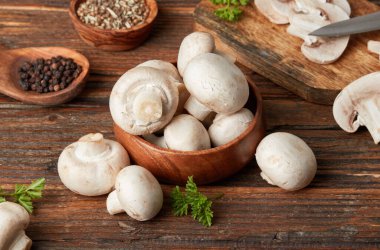 Taze, yenilebilir mantarlar.