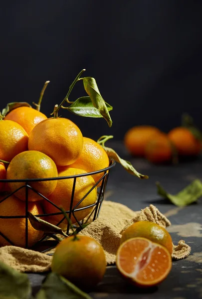 Färska Skördade Apelsiner Mörk Bakgrund — Stockfoto