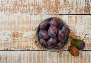 Tahta masadaki kasede sulu erikler