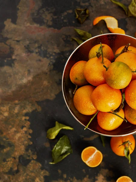 Apelsiner Med Orange Grenar Rustika Träbord — Stockfoto