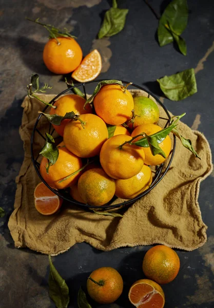 Sinaasappels Met Sinaasappeltakken Rustieke Houten Tafel — Stockfoto