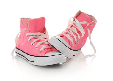 Pembe tuval ayakkabılar beyaza izole edilmiş.