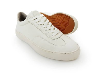 Beyaz deri ayakkabılar.