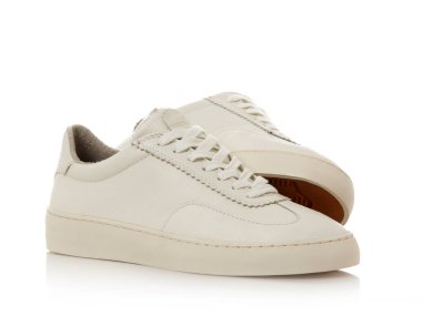 Beyaz deri ayakkabılar.