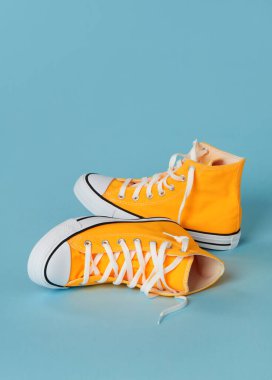 Mavi arkaplanda sarı tuval ayakkabılar