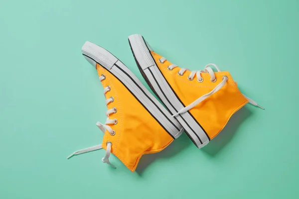 Κλασικά Κίτρινα Αθλητικά Παπούτσια Από Πάνω — Φωτογραφία Αρχείου