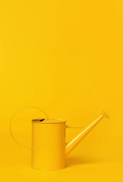 Gelbe Gießkanne Auf Gelb — Stockfoto