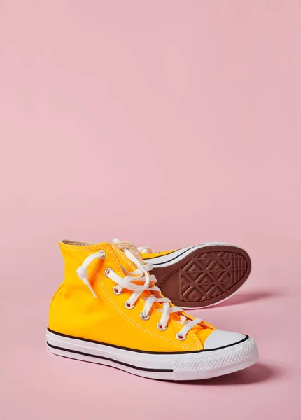 Yellow Πάνινα Παπούτσια Ροζ Φόντο — Φωτογραφία Αρχείου