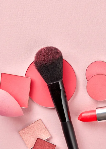化粧品のサンプルとして構成するためのブラシ 口紅やアイシャドウ — ストック写真
