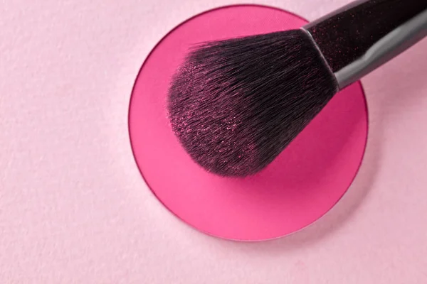 ピンクでブラシを構成する粉末 — ストック写真
