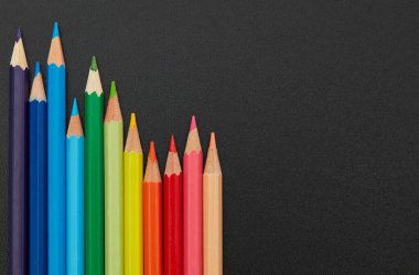 Siyah arkaplanda çok renkli kalemler