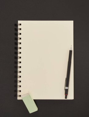 Kağıt not defteri, silgi ve kalem tahtada.