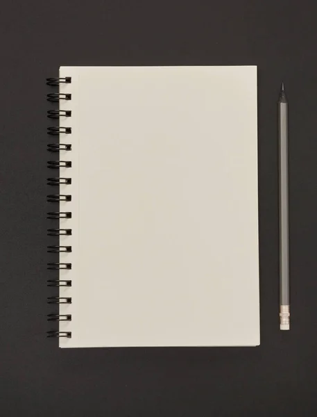 Notizblock Und Bleistift Auf Tafel — Stockfoto
