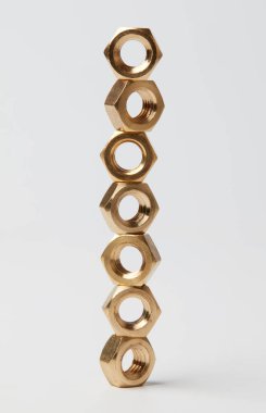 Beyaz arka planda altın fındık kulesi